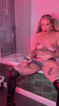 Deusa Gigi, botas altas da coxa, fumando, gata