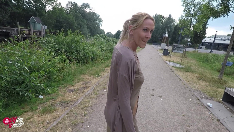 Miley Weasel: Küstah!! Garip adam beni halka açık şekilde sikiyor!!