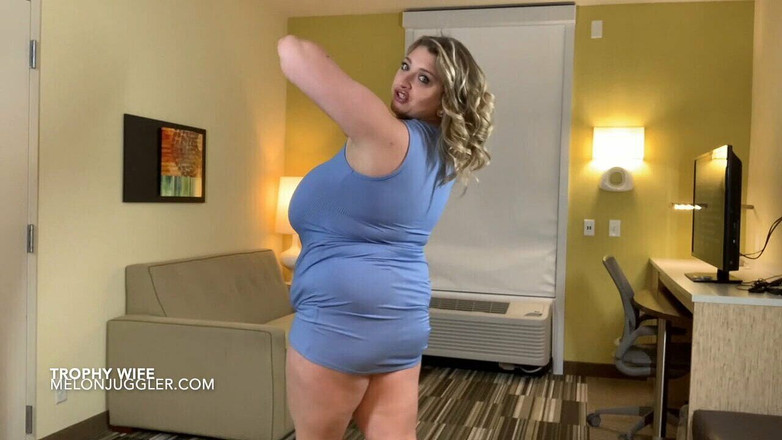 Melon Juggler: Trofej manželka s masivními prsy v extrémně těsných šatech