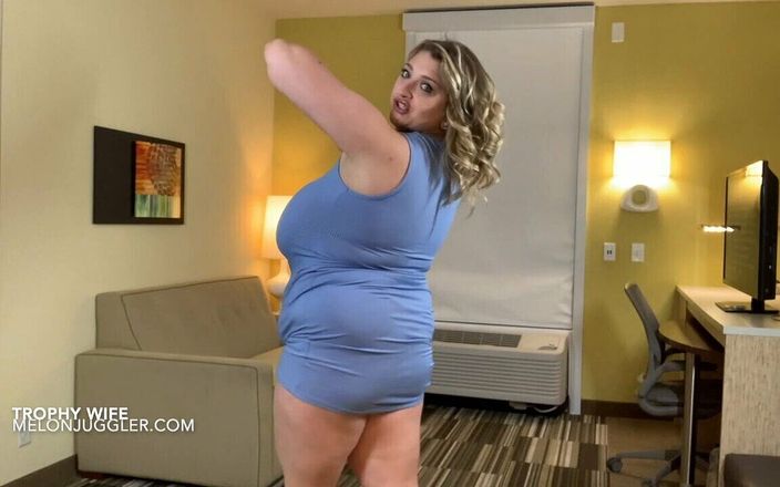 Melon Juggler: Trophy ehefrau mit massiven titten in einem extrem engen kleid
