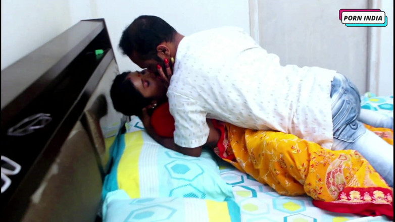 Porn India Studio: Napalona piękna para rucha się ostro