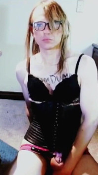 Trans Sissy první den jako sexuální otrokyně