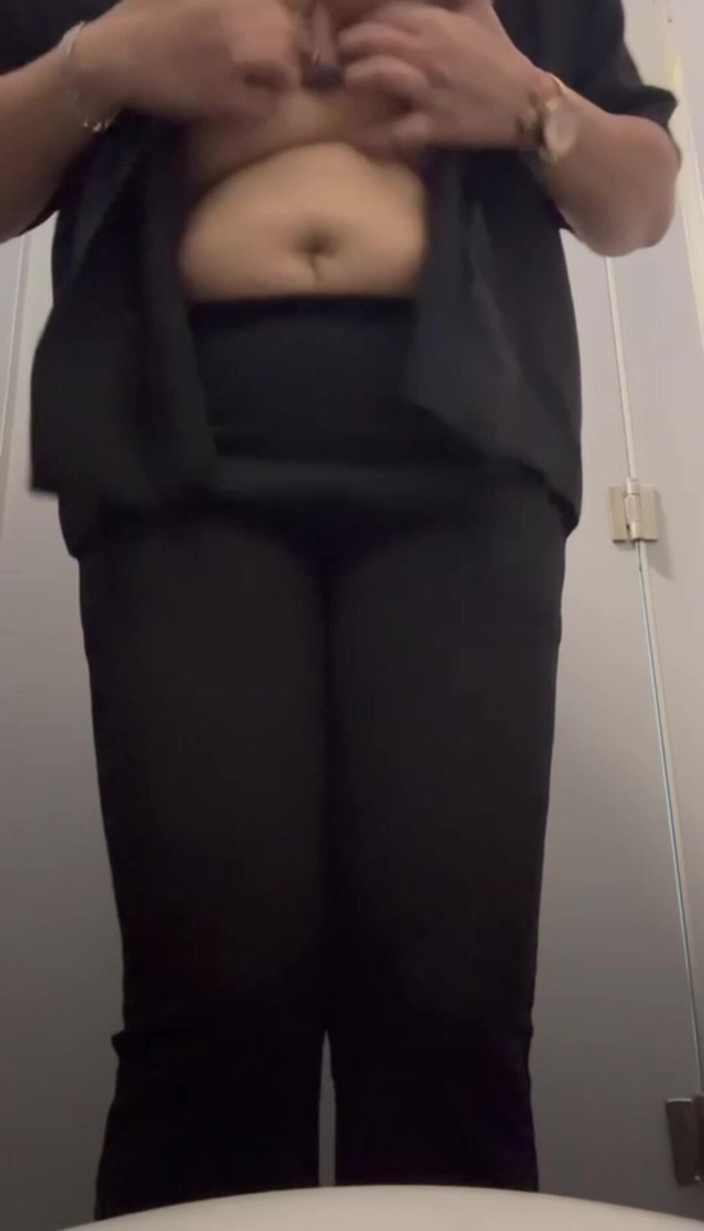 Hot Indian mommy: Spectacol cu țâțe cu indiancă desi bhabhi