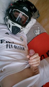 De man draagt een voetbaluniform en Mxhelmet met een ochtend sperma