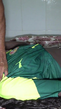 Fernanda Chocolatte mit Senegal-Trikot, das bei der Weltmeisterschaft 2022 von einem Brasilianer gefickt wird