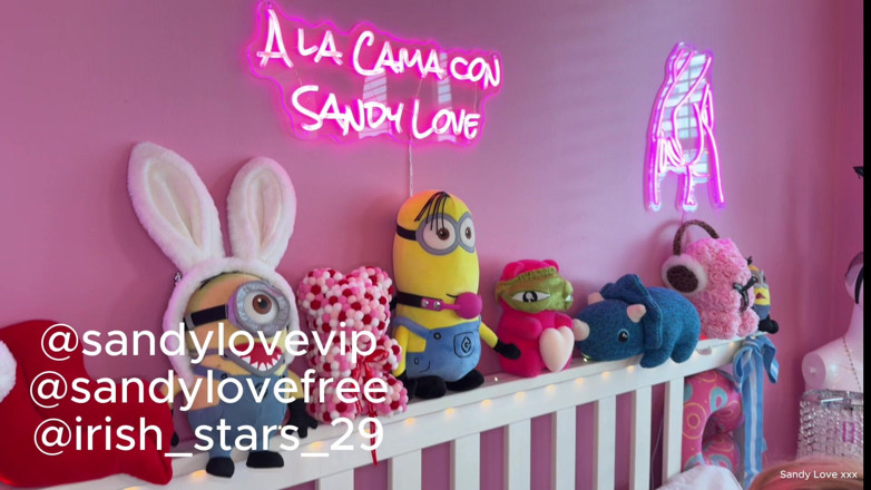 Sandy Love: Lesbian lapar berkongkek dengan strap-on