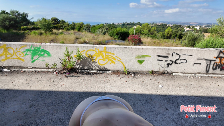 Petit_Piment: On Explore Un Ancien Resort Russe; Il Me Baise Sur...