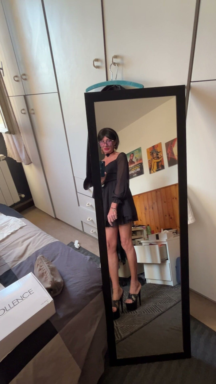 Andreina Naty: Camminata Sexy Davanti Allo Specchio 01