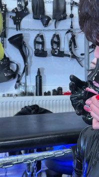 Mistressae-sessions mit Prinzessin Latex-Gummi-puppe: das Sybian-Experiment