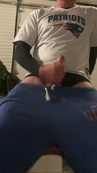 Dilf Jockdad87 выстреливает порцию спермы в гараже
