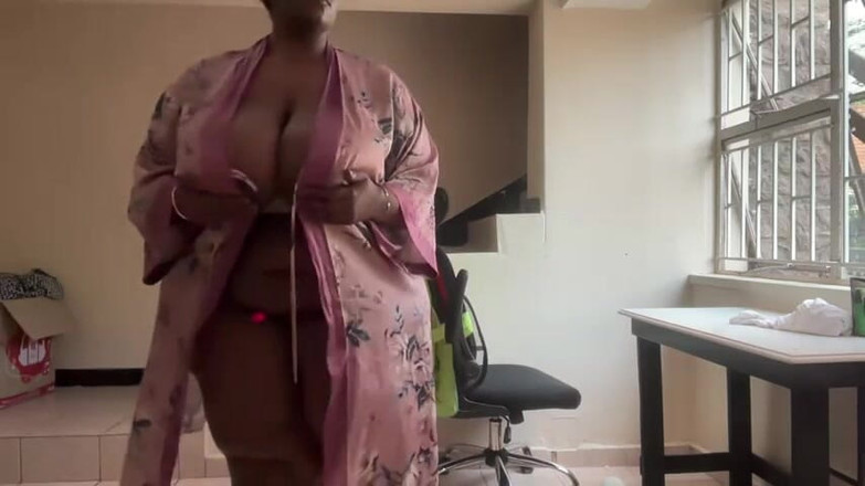 Legendary Booty Overdose: Грудастая толстушка исполняет стриптиз