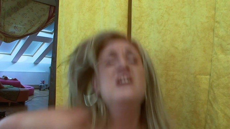 DARVASEX: Гарячі тінки, сцена 3 - веснянкувата грудаста блондинка тінка трахається з ділдо і членом