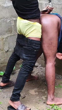 Twerk yapan zenci kaltak arkadan sert sikiliyor