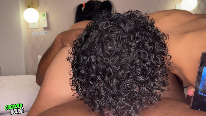 CuckoldHouse: Manžel paroháč dělá videohovor, aby sledoval, jak jeho žena má sex...