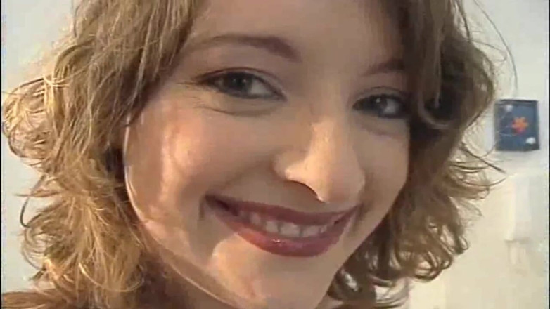Orgsex: Skutečný amatér doma: Amandine, sexy brunetka ve videu domácí striptýz