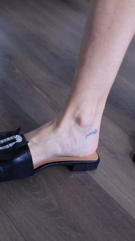 Gen z hatun yalınayak sandalet içinde