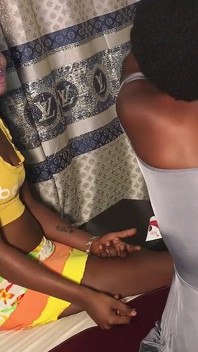 彼女は私が彼女に会ったとき悲しんでいて、今は私の膣だけが彼女をこんなに幸せにできる