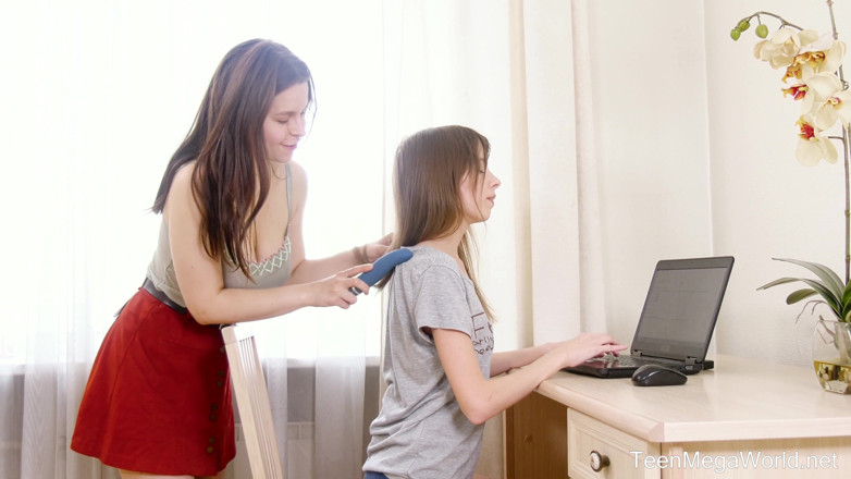 Teen Mega World: Cewek rambut cokelat, dildo, dan laptop