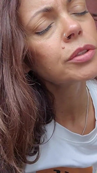 Harika Orta Yaşlı Seksi Kadın Sert Sikiliyor Ve Büyük Bir Dölleniyor Ve Amından Damladığını Görüyor.