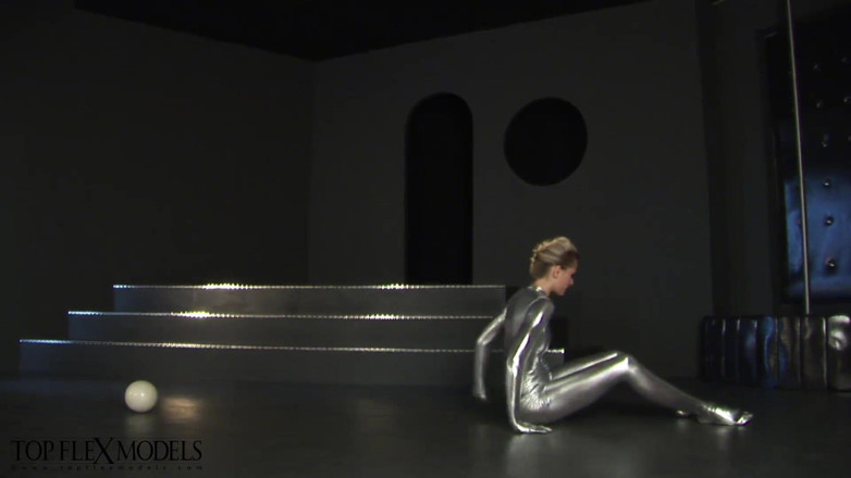 Flexilady: Contorsione in tuta lucido
