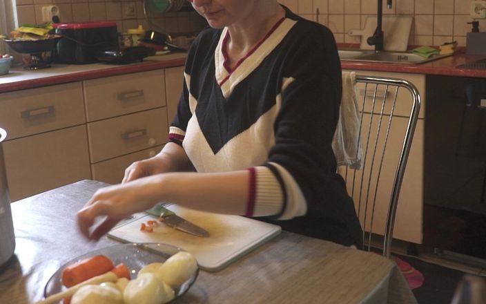 Gya studio: Sexy borsten en grote borsten in de keuken, terwijl de...