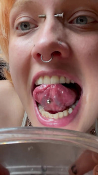 Sem maquiagem, goth girl mouth tour com espelho de mão