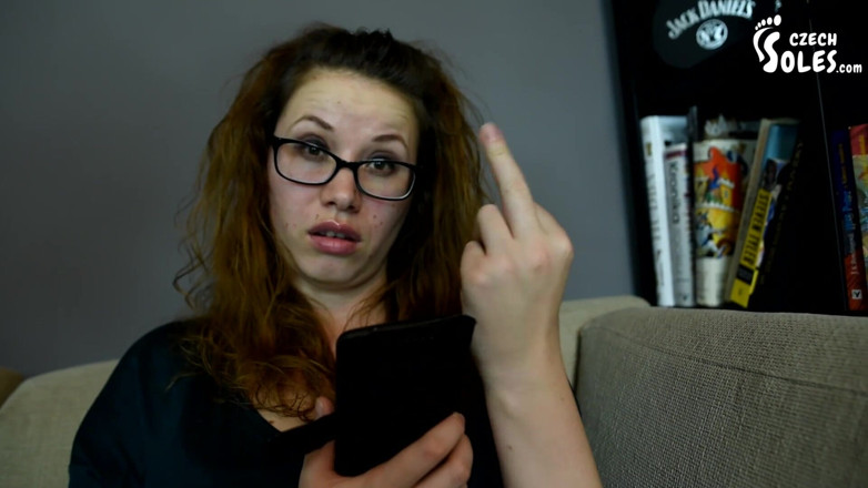 Czech Soles - foot fetish content: Seksowna WIELKA bogini gołych stóp ignoruje cię