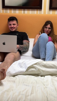 Meine Freundin lutscht den Schwanz meines Freundes neben mir im Bett, während ich auf das Smartphone schaue