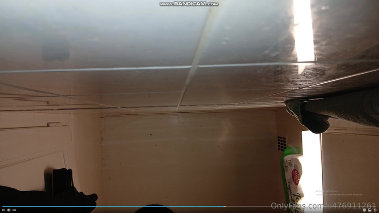 Nelly Geneva: Sexy Nelly Solo v koupelně se svou hračkou