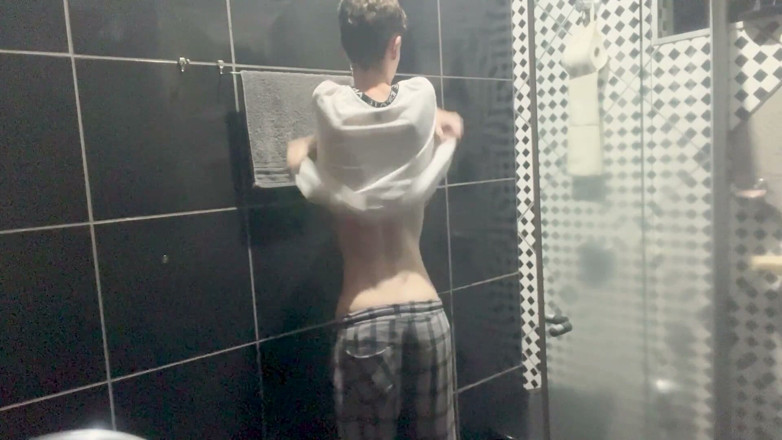 Kedoimath: Kedoimath - cewek kembar ini pamer tubuhmu sebelum mandi