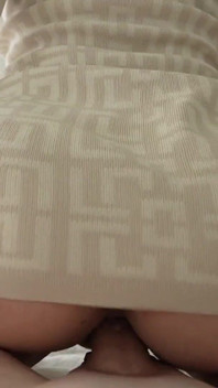 Ich beschloss, den Teppich zu nehmen, aber nahm das mädchen am ende mit mir nach hause