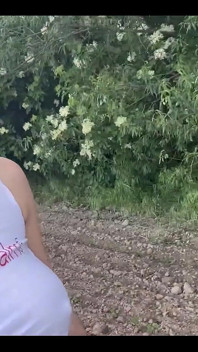 Kouření, chůze, poskakující prsa a bradavky Hra v tričku mého kamaráda Z Boobsrealm