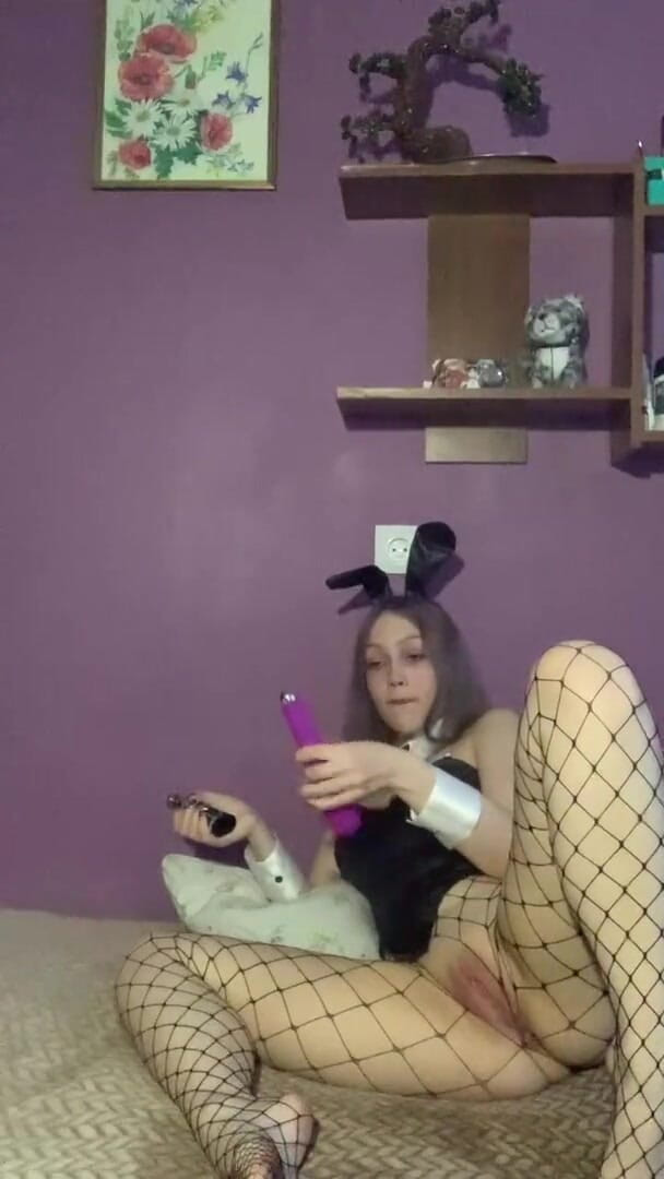 SashaSweet69: Coelhinha mostra e masturba seus buracos e vape