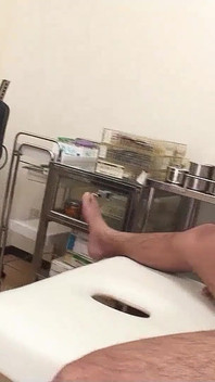 Doktor pieprzy chudą japońską nastolatkę z owłosioną cipką bez cenzury