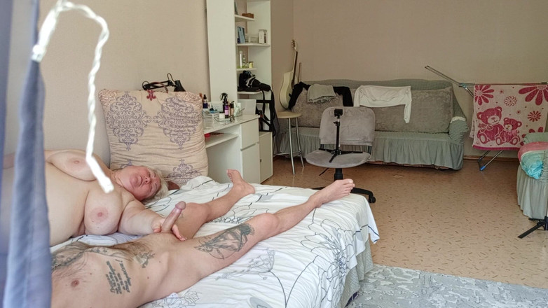 Zona901: Nackte nachbarin mit dicken titten lutscht und wichst meinen schwanz,...