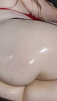 Bunda plugada, oleada e se masturbando em um passeio de vibrador