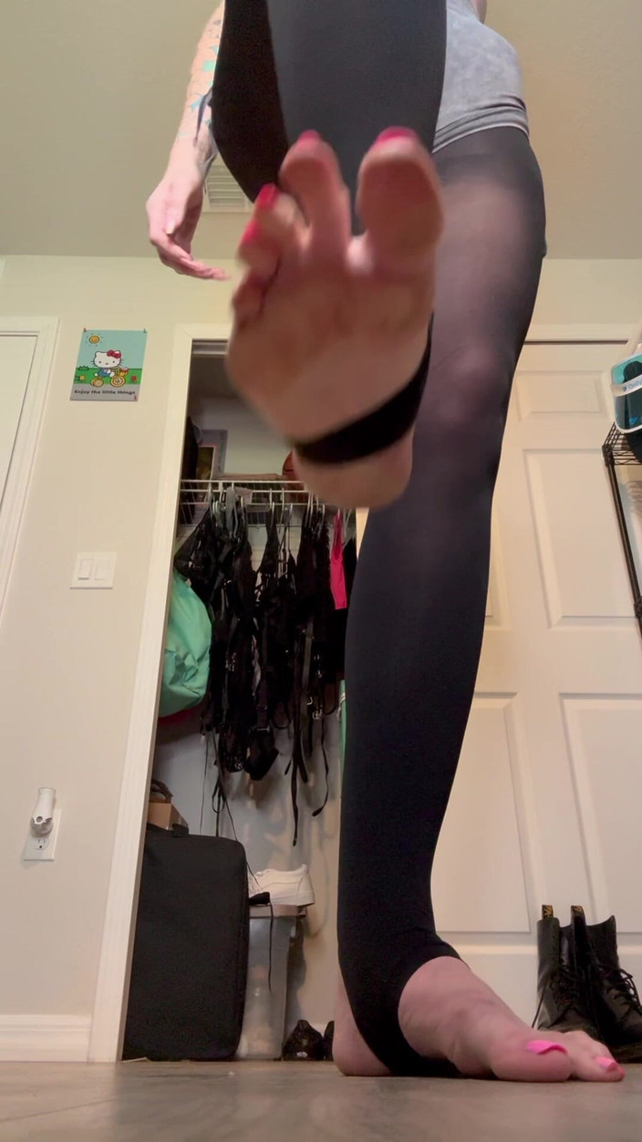 Peppermint Giantess: Calpestare duro a piedi nudi in staffe taglia 16 piedi