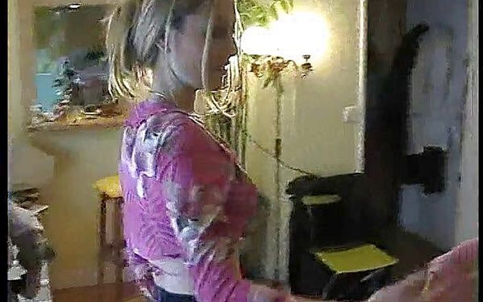 Orgsex: Настоящее любительское домашнее видео: Alice, сексуальная блондинка раздевается у нее дома
