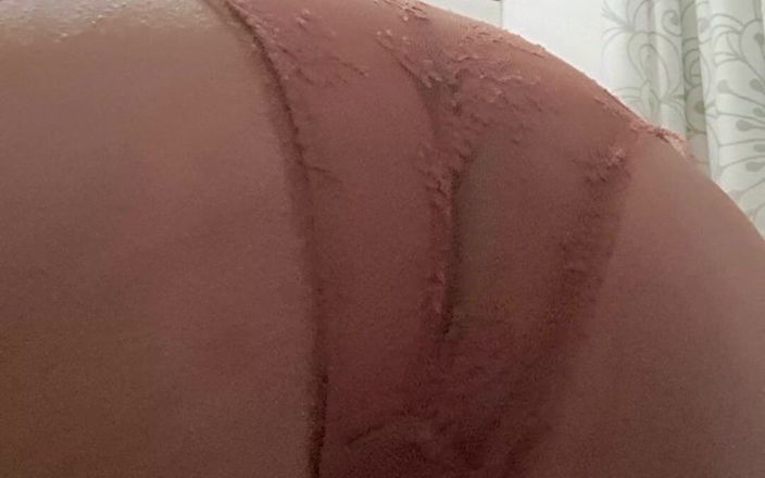 Mommy big hairy pussy: 穿着内裤的继母为他展示她毛茸茸的阴户