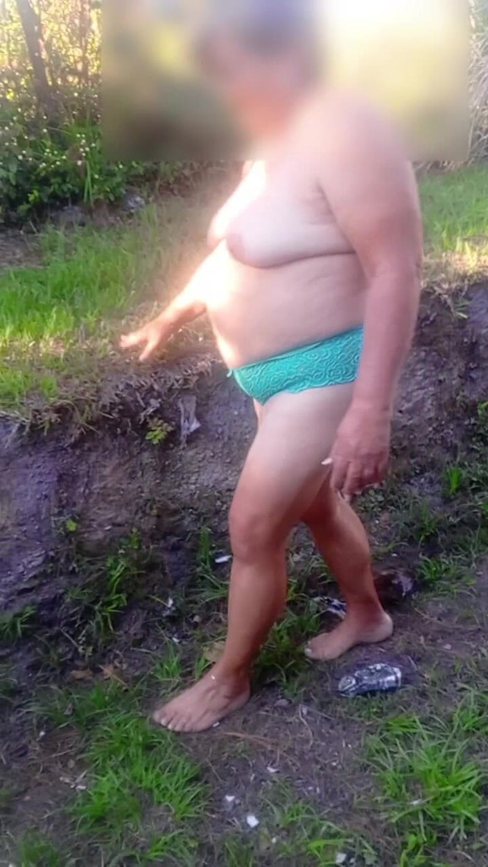 Milfta boohot: Mogen MILf går naken utomhus