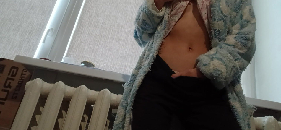 Lesbian-candys: Si rambut coklat langsing melancap di rumah selepas universiti