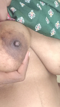 Huisvrouw genietend met stiefbroer