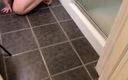 Avril Showers: Je nettoie la salle de bain et mon beau-fils entre....