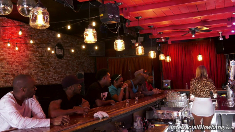 Interracial Blowbang: Bartender Candice Dare mengambil 15 hitam panjang sebelum bar dibuka