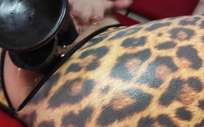 Princess18_: Leopard catsuit, latex korset dubbele penetratie, spuiten