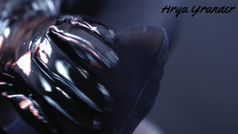 Arya Grander: 穿着黑色连裤袜的Arya Grander玩耍