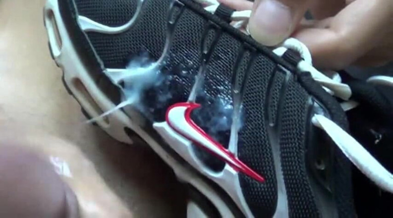 Sneaker gay: Oler pies maestro y follar duro en zapatilla