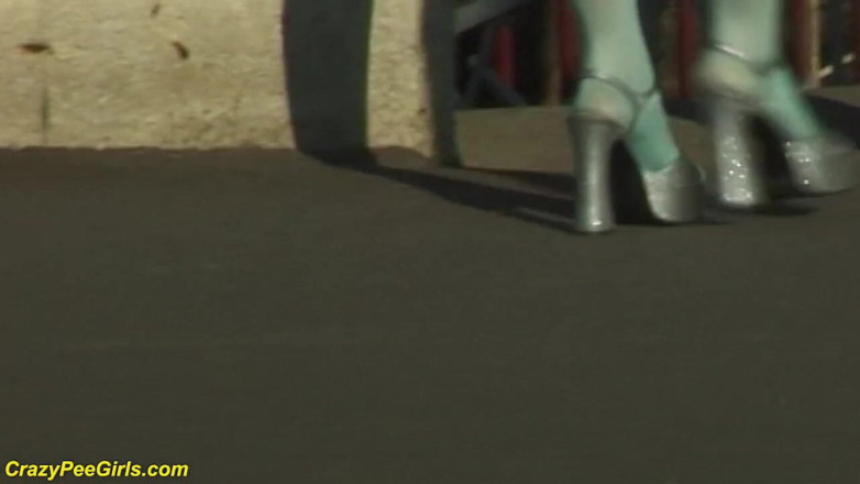 Crazy pee girls: Auf eine treppe im freien pinkeln