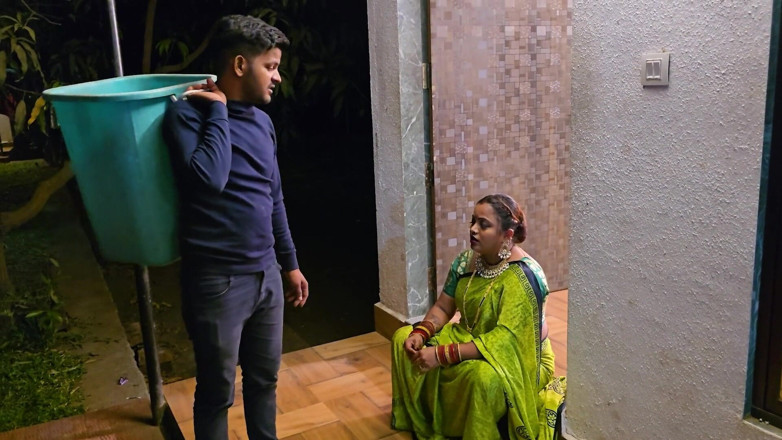 HOTKAMASUTRA: Un mari baise une bhabhi indienne, puis un éboueur l’a vue