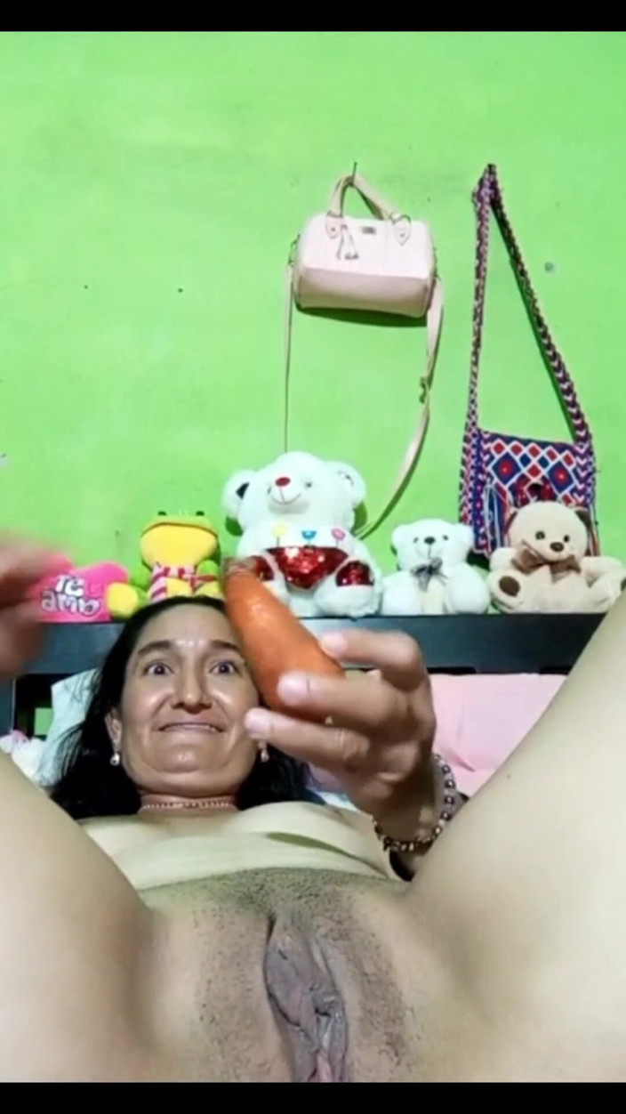 Anny Scorcia: 내 후장 P2 사이에 당근을 가진 Follo